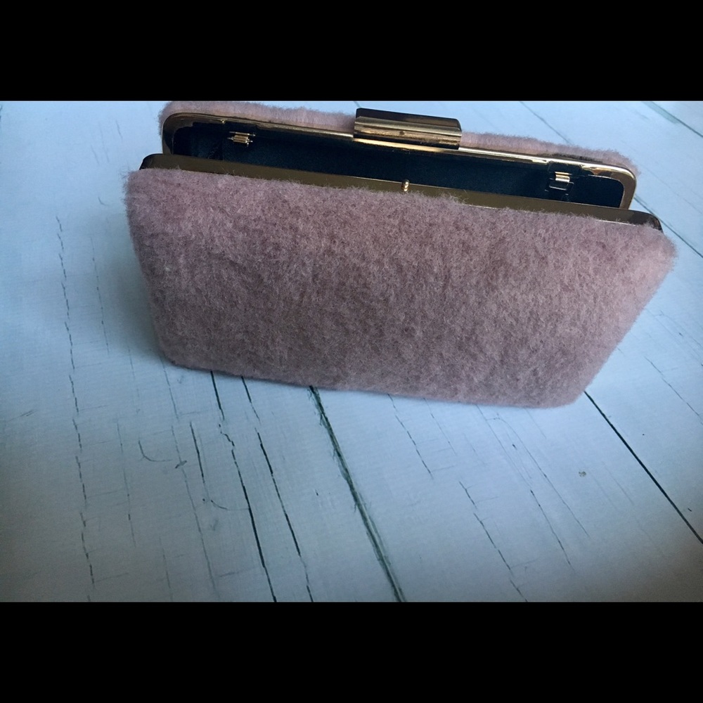 NEW! 🖤 Aura’s Fuzzy Pink Clutch
